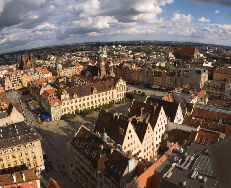 Widok na rynek — budynki, uliczki z lotu ptaka.