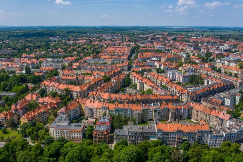 Widok z lotu ptaka na zabudowę miasta Legnica- ma dole fragment parku powyżej ceglane dachy kamienic